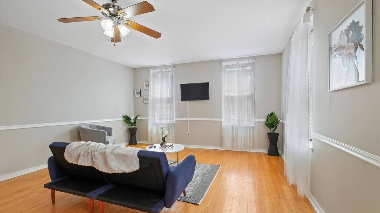 Photo of Livingroom in Graduate Hospital