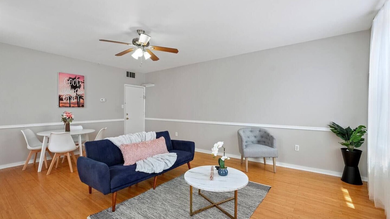 Photo of Livingroom in Graduate Hospital