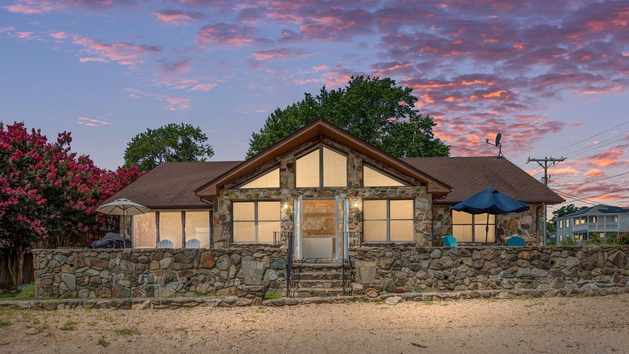 Photo of Outdoor in Issue