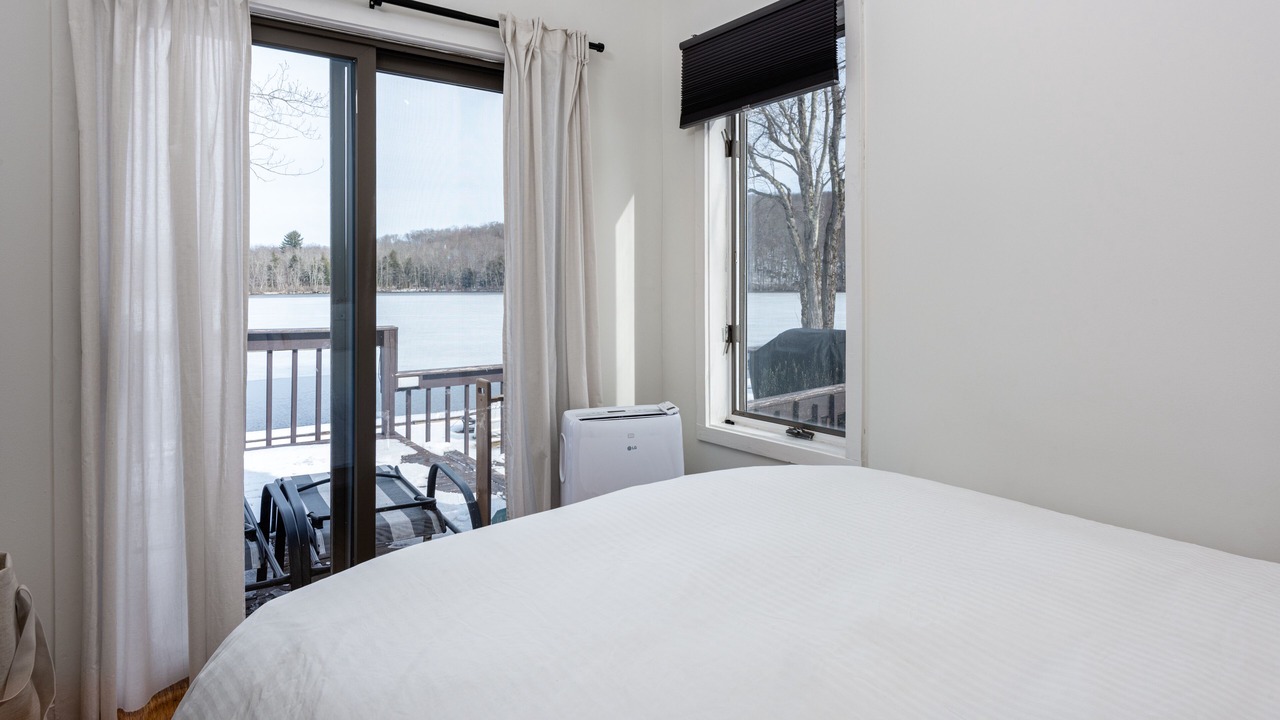 Photo of Bedroom in Swan Lake