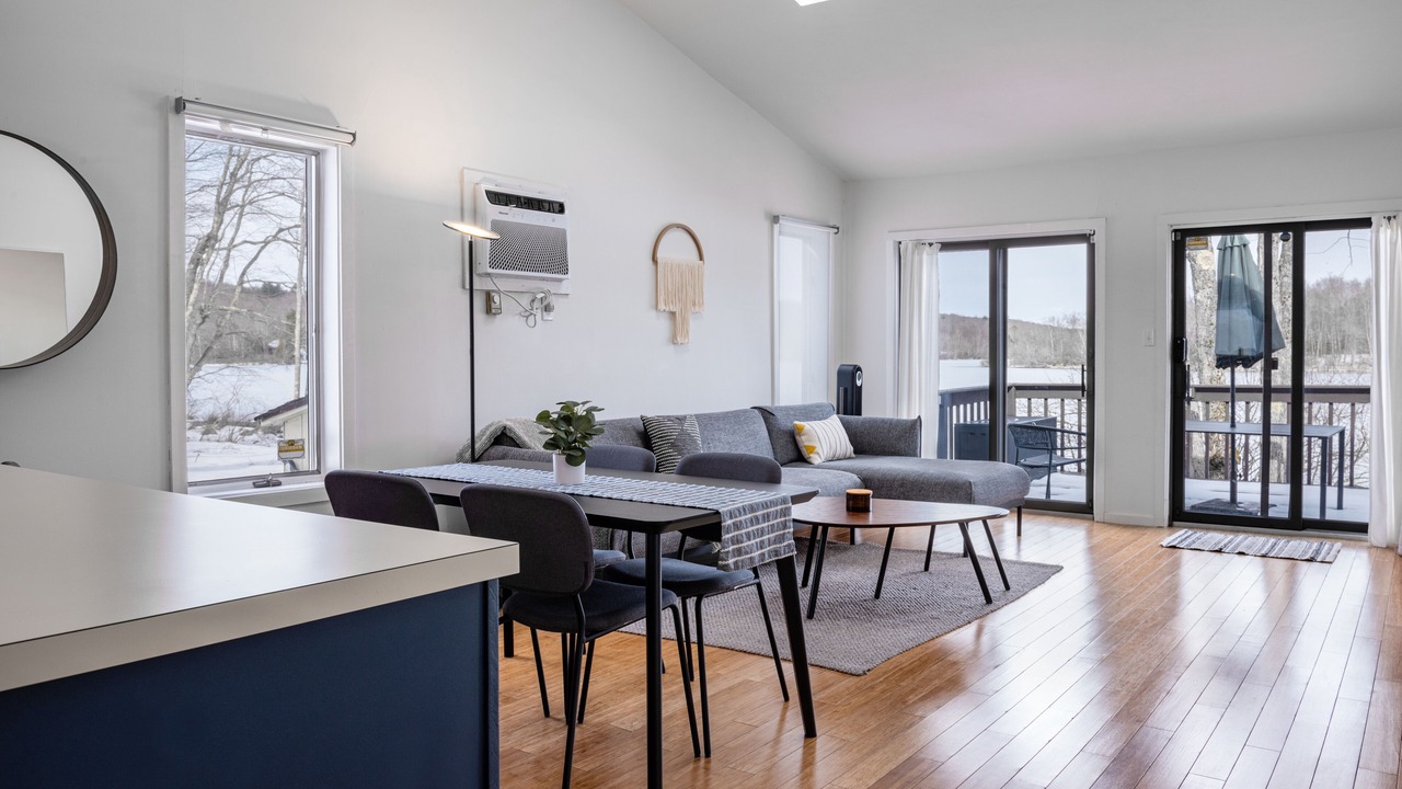 Photo of Livingroom in Swan Lake