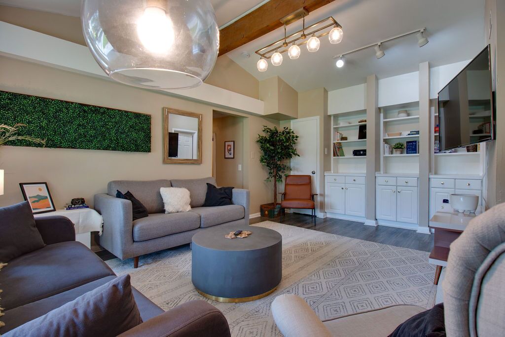 Photo of Livingroom in Roselawn Finance
