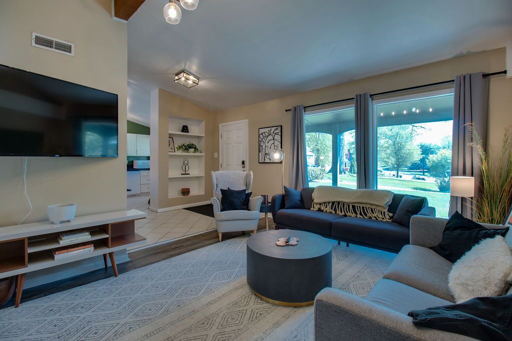 Photo of Livingroom in Roselawn Finance
