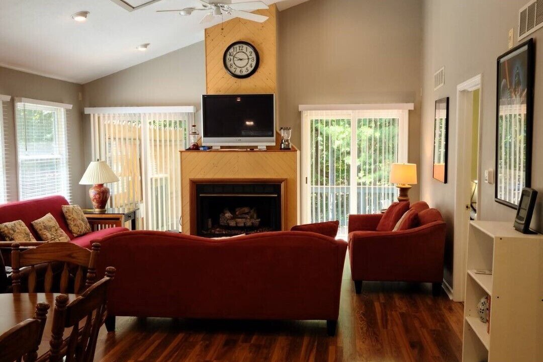 Photo of Livingroom in Helmsburg