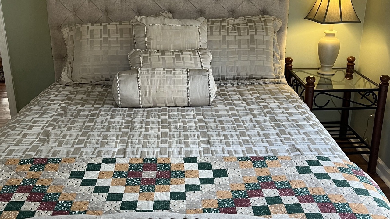 Photo of Bedroom in Helmsburg