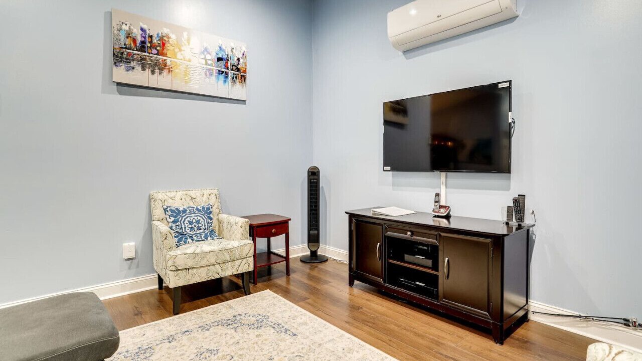 Photo of Livingroom in Alexandria West