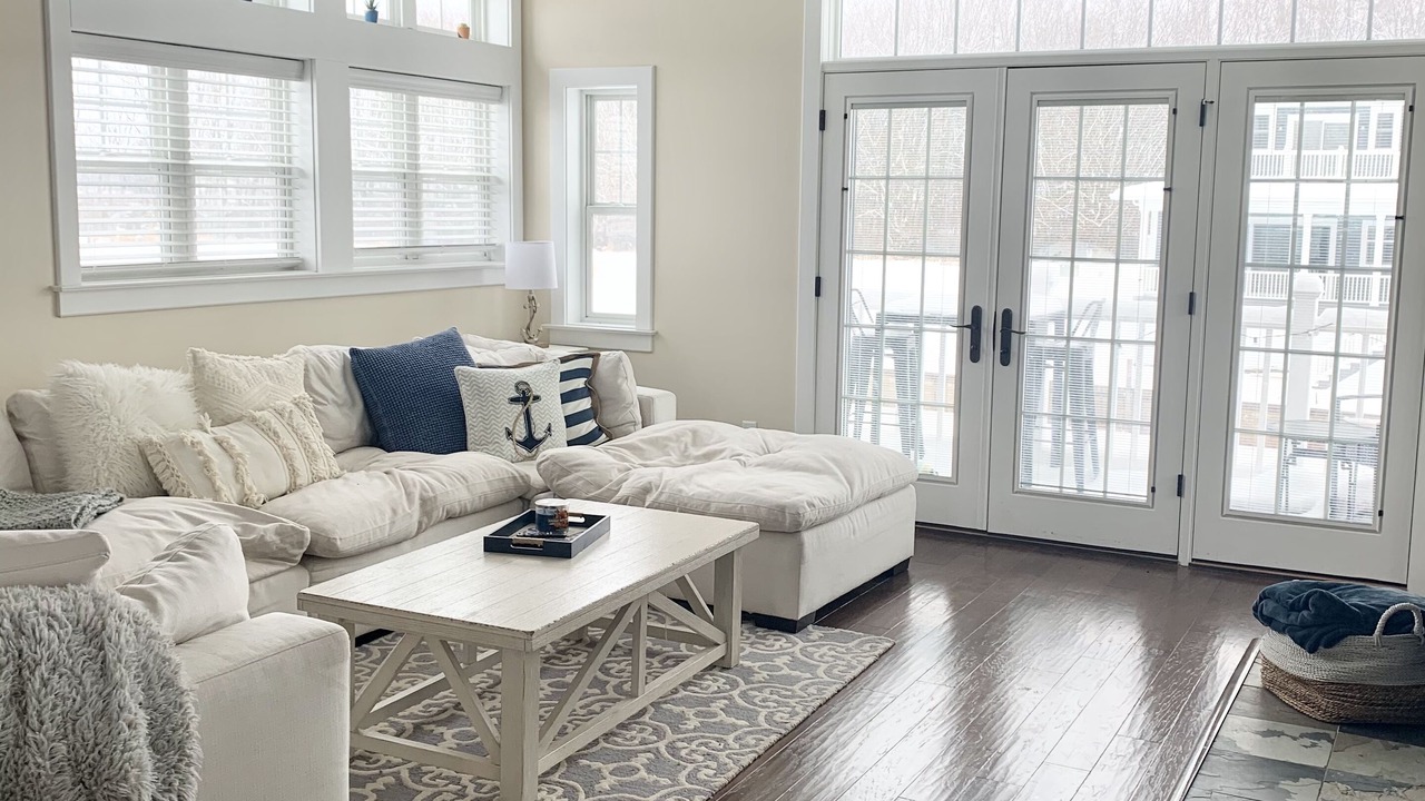 Photo of Livingroom in Summit Station
