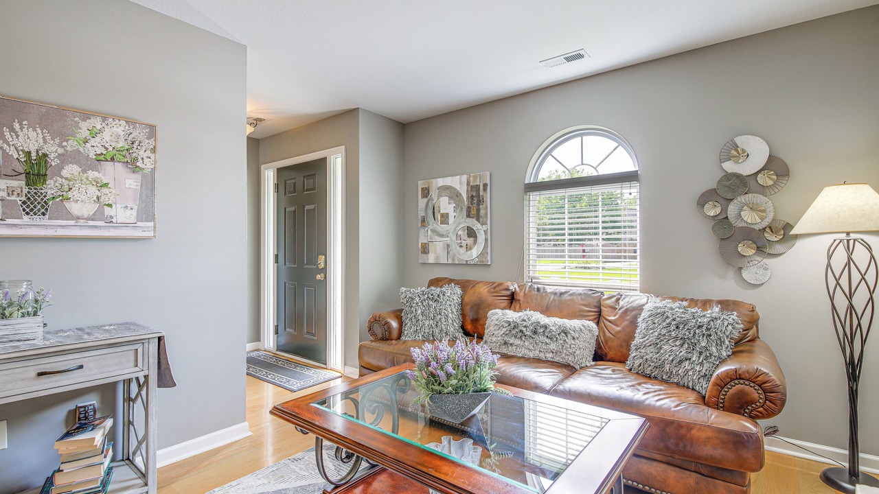Photo of Livingroom in Ashley Oaks