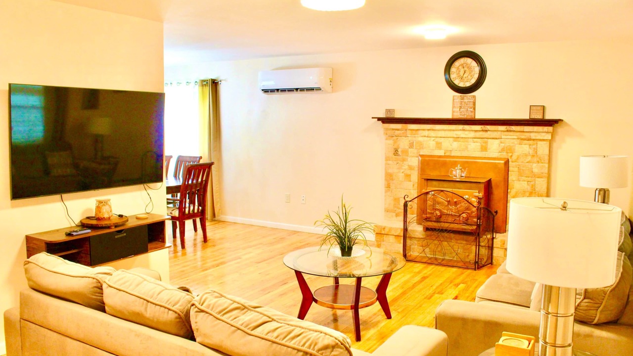 Photo of Livingroom in Montague