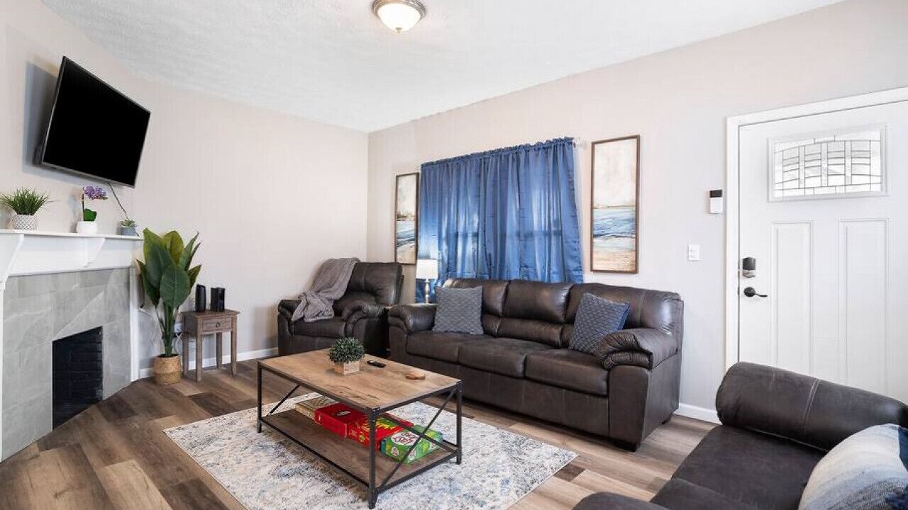 Photo of Livingroom in Detroit - Shoreway
