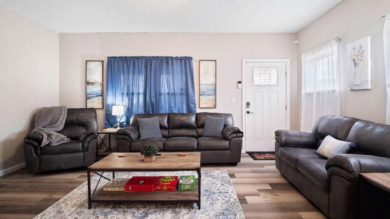 Photo of Livingroom in Detroit - Shoreway