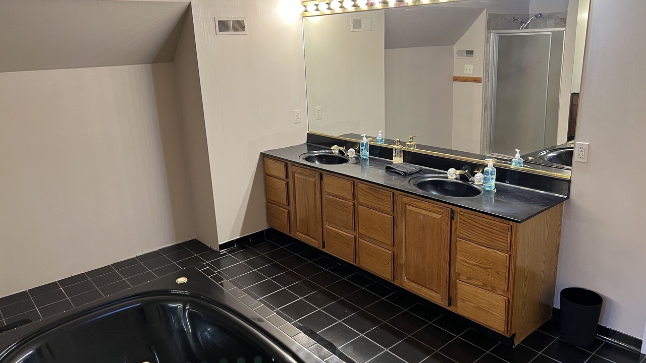 Photo of Bathroom in Calvert Beach-Long Beach
