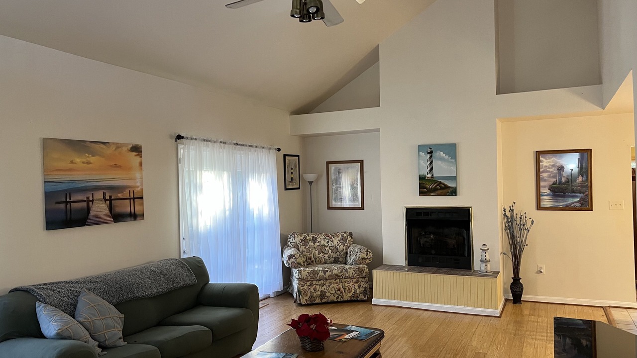 Photo of Livingroom in Calvert Beach-Long Beach