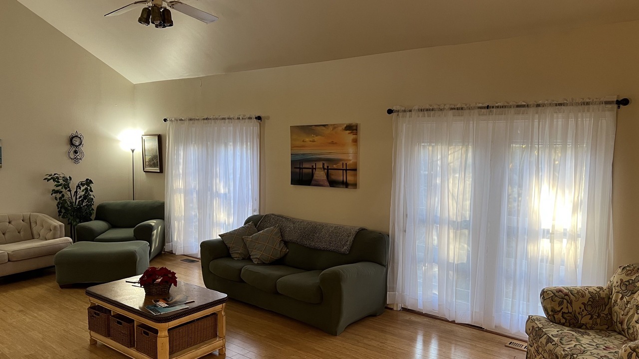 Photo of Livingroom in Calvert Beach-Long Beach