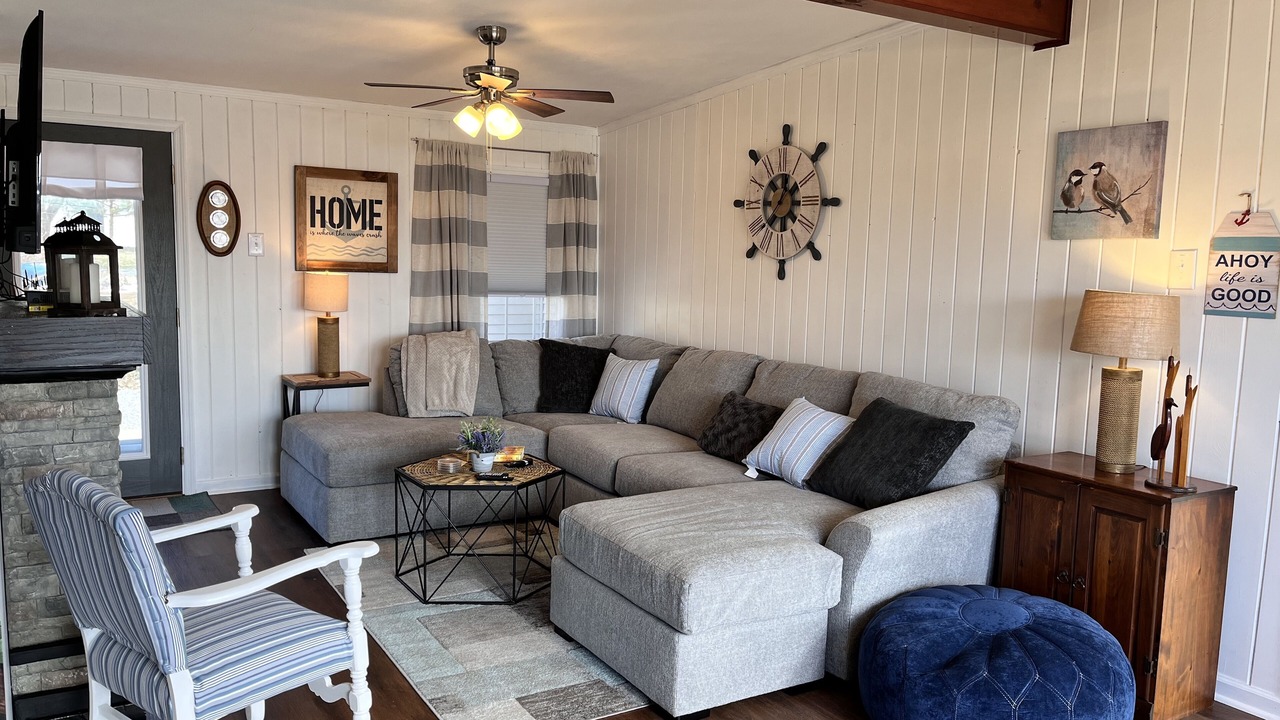 Photo of Livingroom in Hillsboro