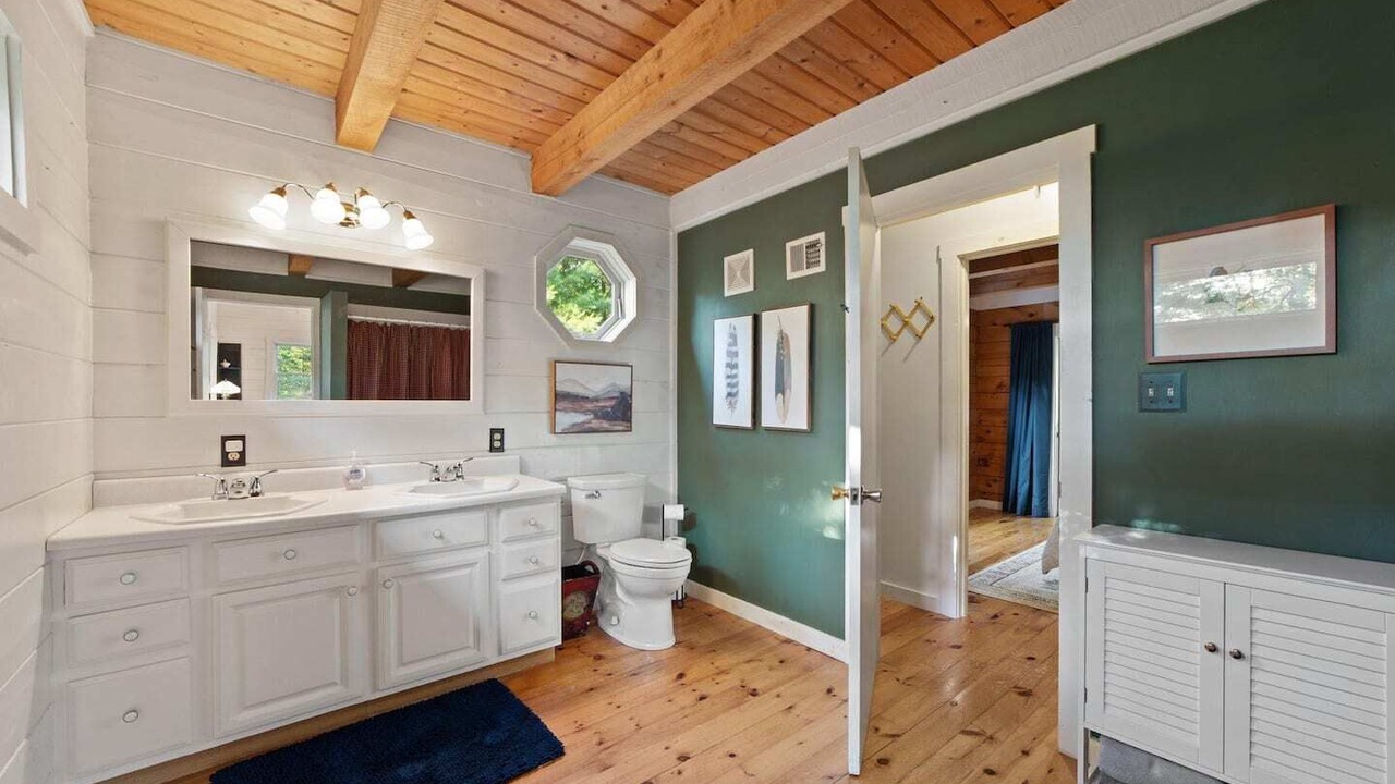 Photo of Bathroom in Kabletown