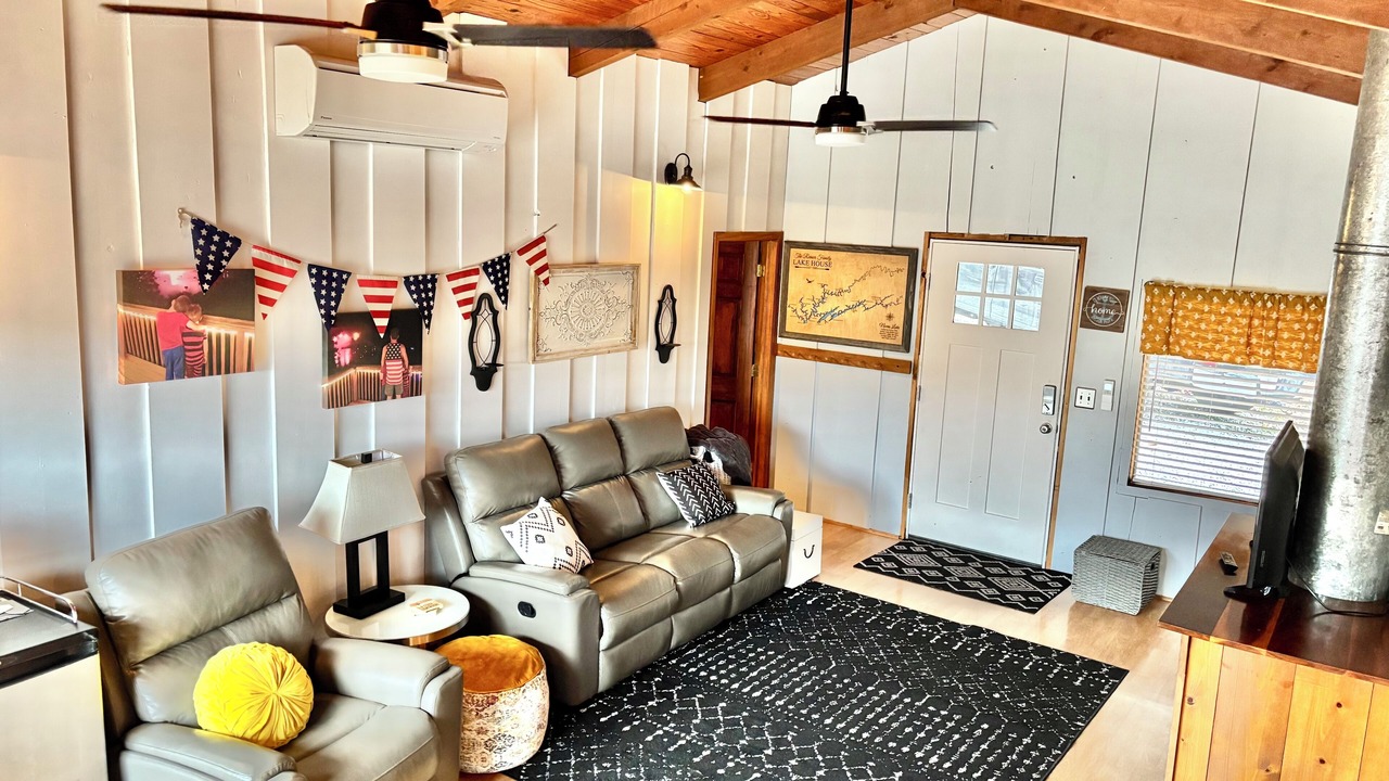 Photo of Livingroom in Flat Hollow Marina