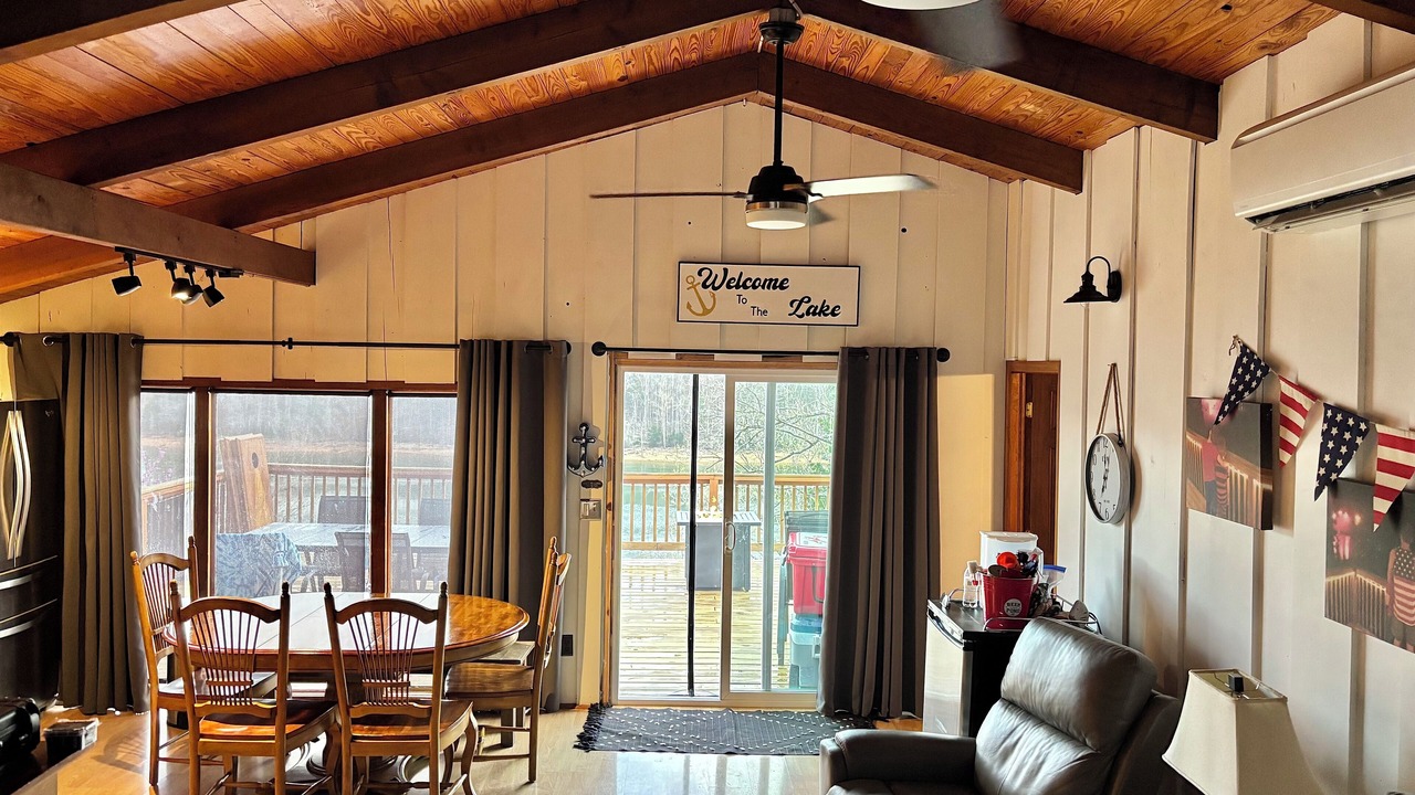 Photo of Livingroom in Flat Hollow Marina