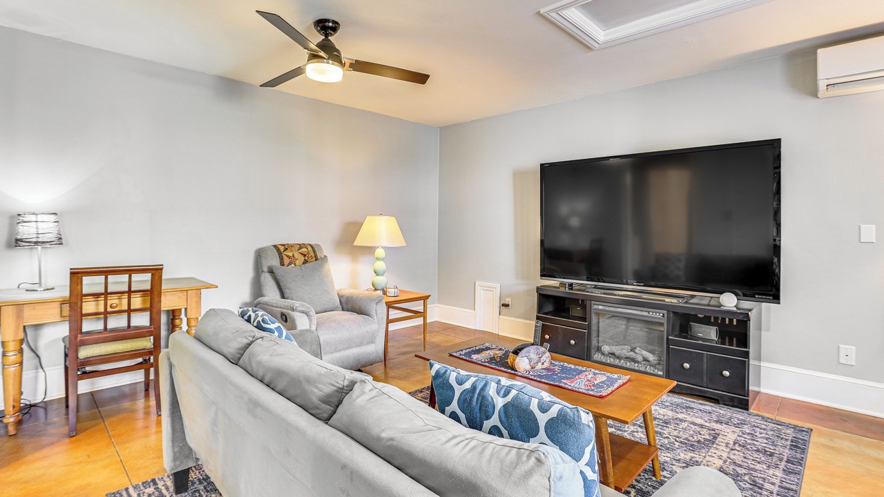 Photo of Livingroom in F. Q. Story