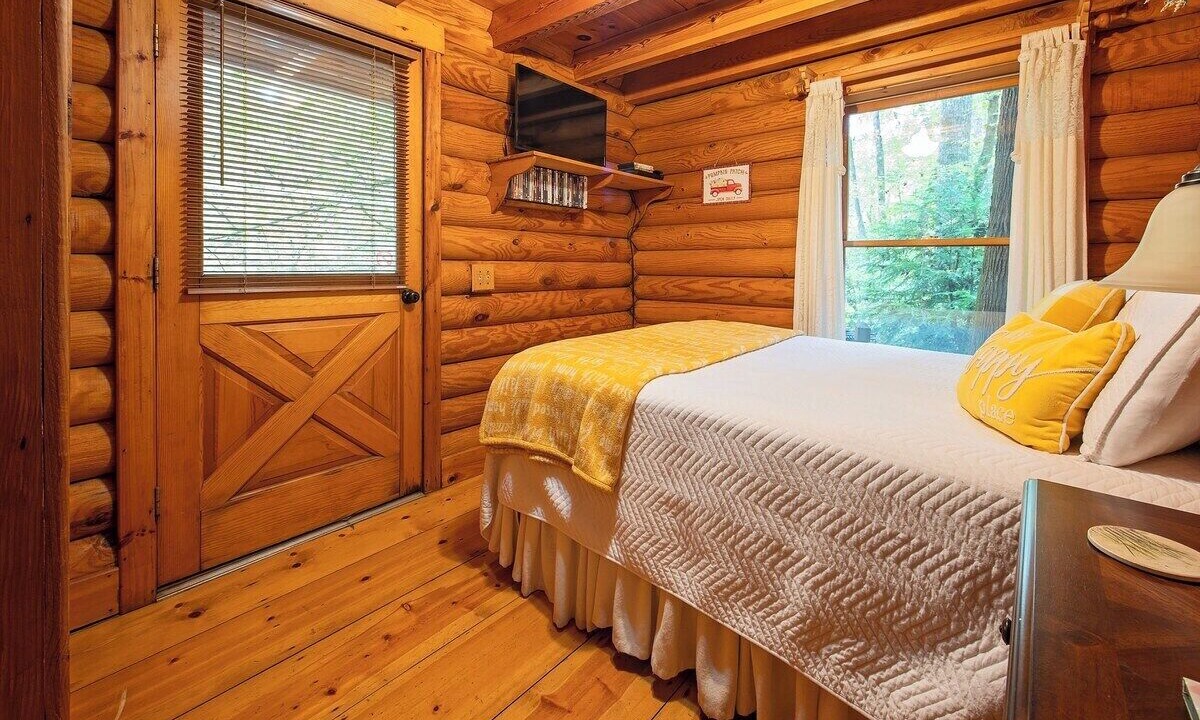 Photo of Bedroom in Benton