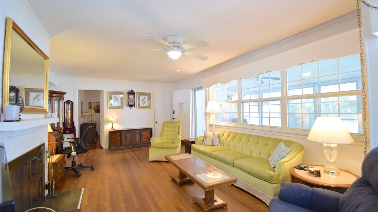 Photo of Livingroom in Oak Ridge