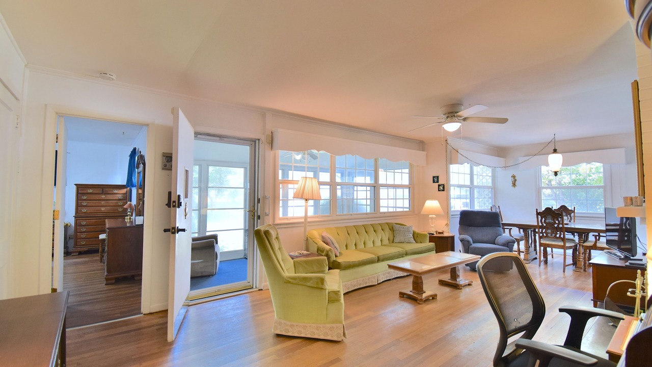 Photo of Livingroom in Oak Ridge