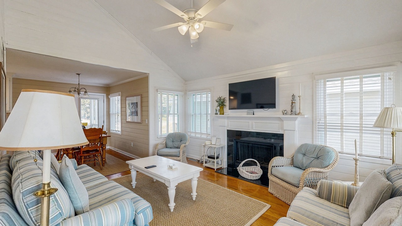Photo of Livingroom in Pelican Bay