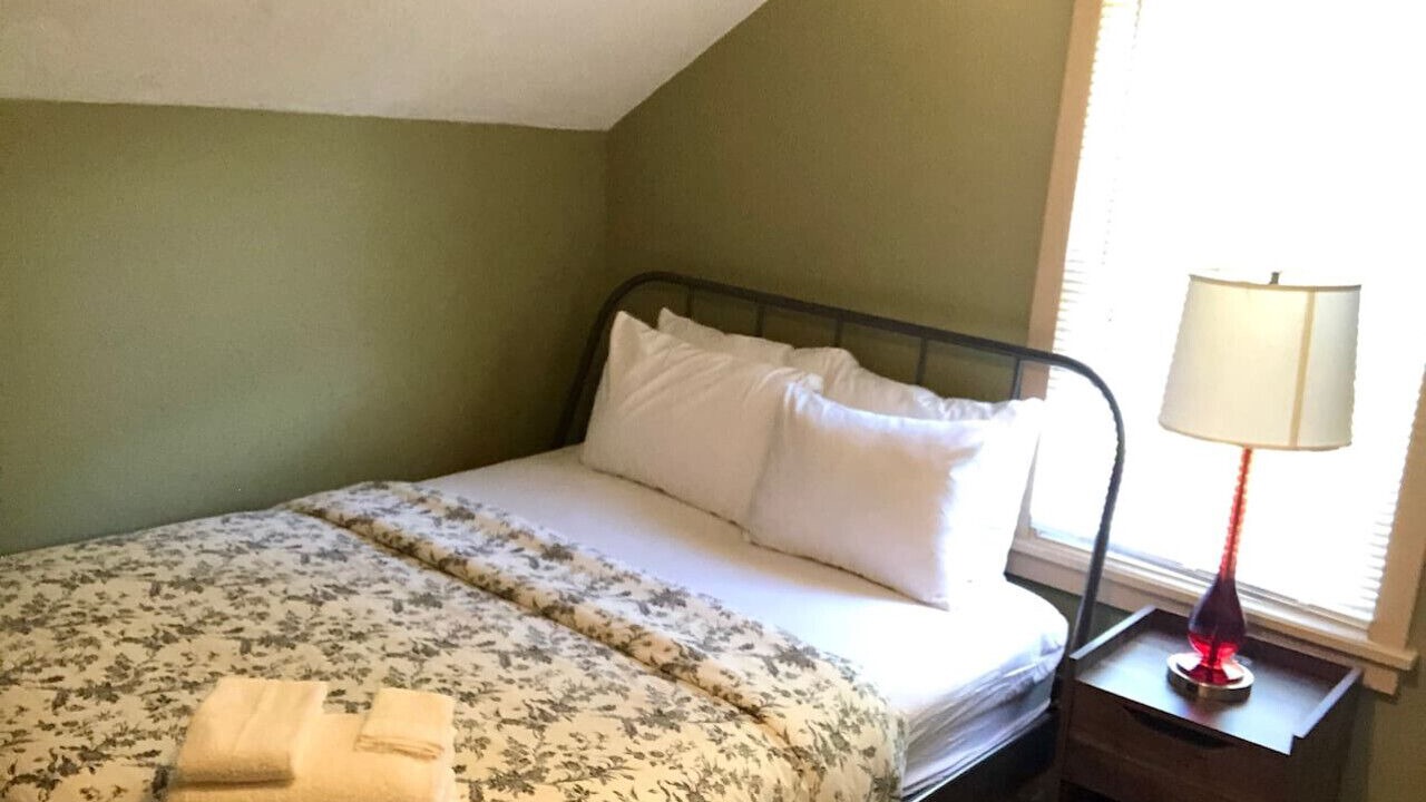 Photo of Bedroom in Detroit - Shoreway