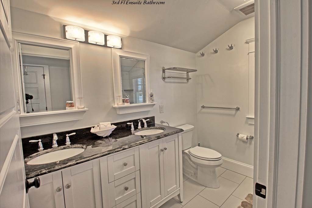 Photo of Bathroom in Avalon