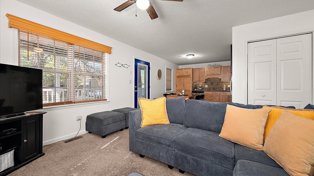 Photo of Livingroom in Caine Woods