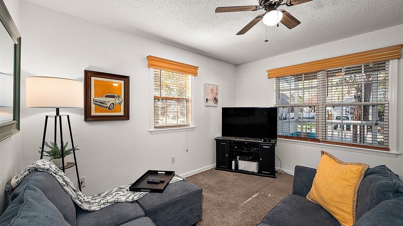 Photo of Livingroom in Caine Woods