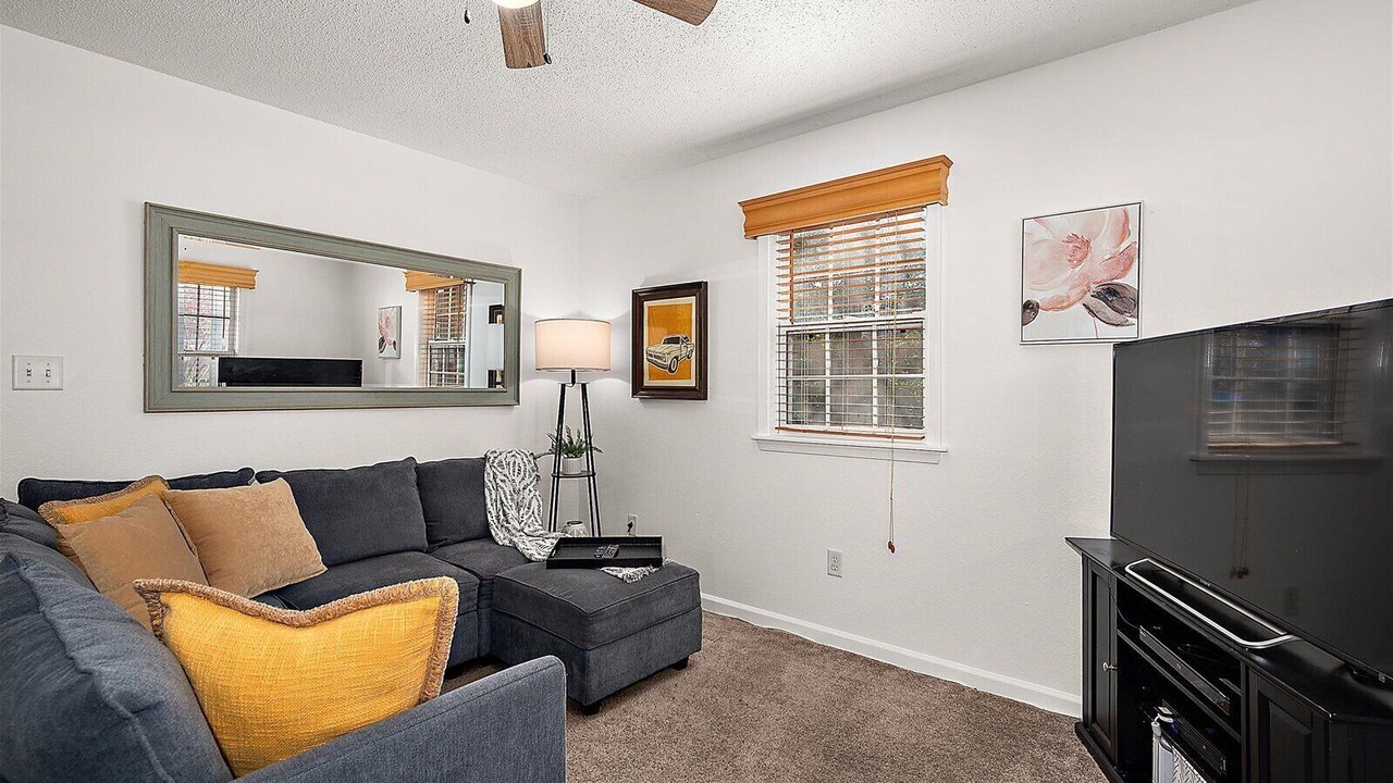Photo of Livingroom in Caine Woods