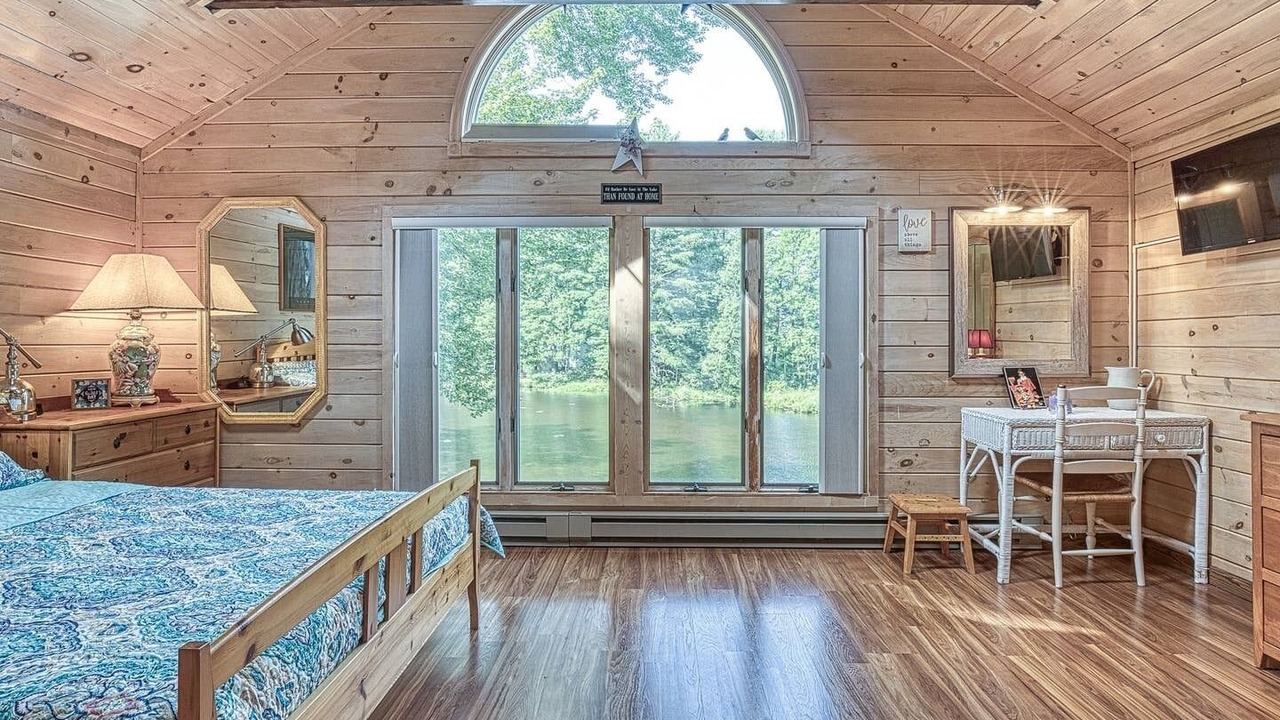 Photo of Bedroom in Swan Lake