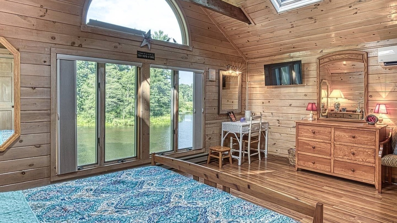 Photo of Bedroom in Swan Lake