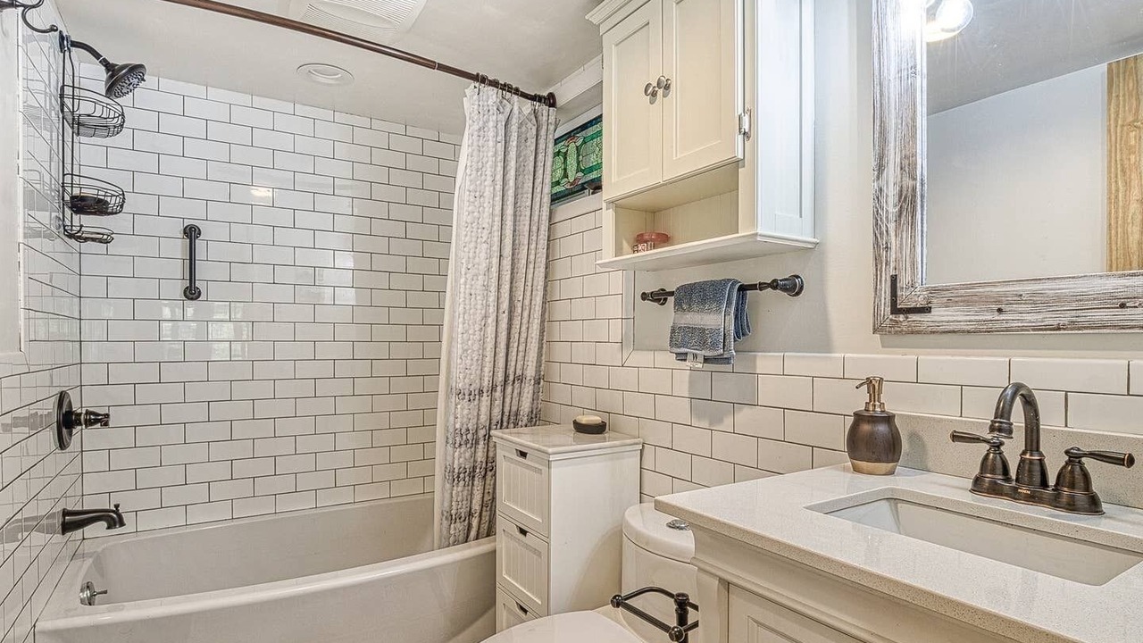 Photo of Bathroom in Swan Lake
