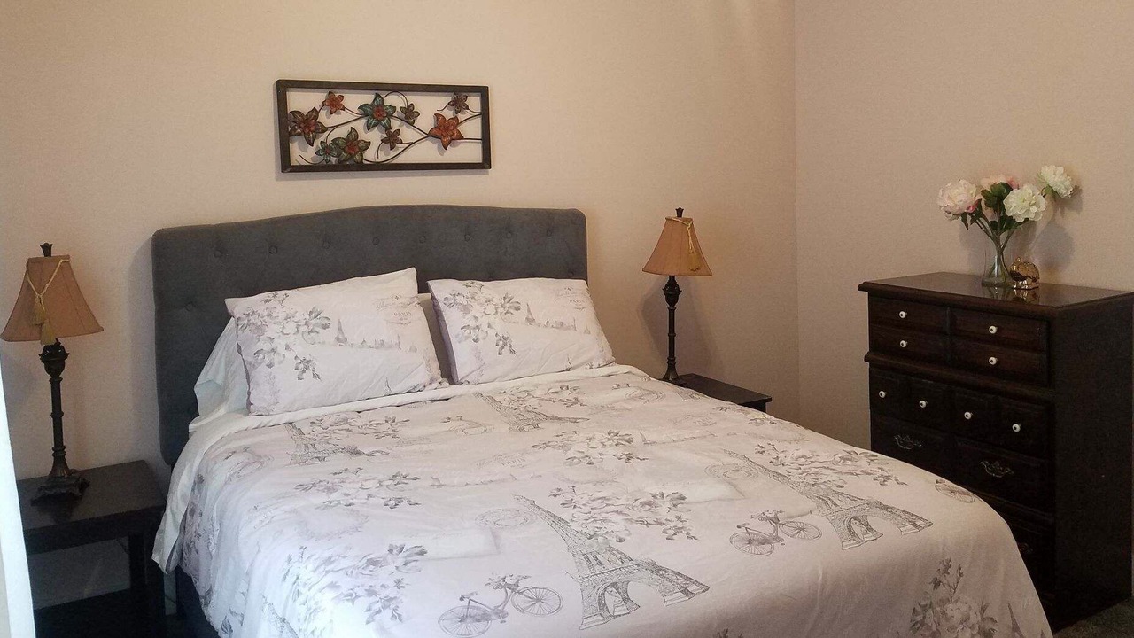 Photo of Bedroom in Helmsburg
