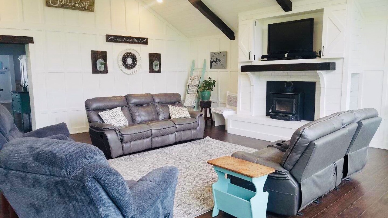 Photo of Livingroom in Helmsburg