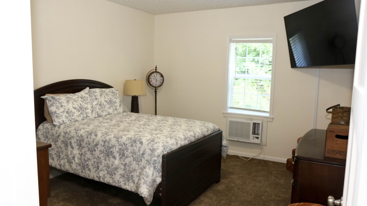 Photo of Bedroom in Nelsonville