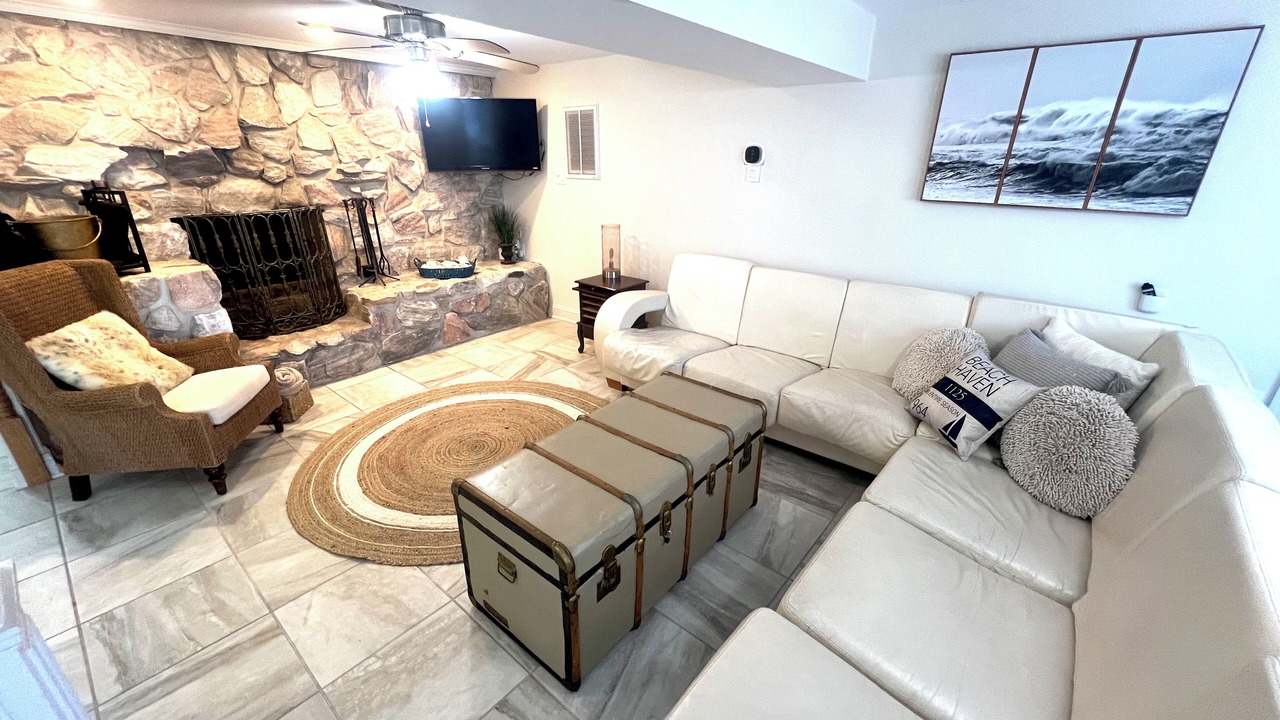 Photo of Livingroom in Osborn Island