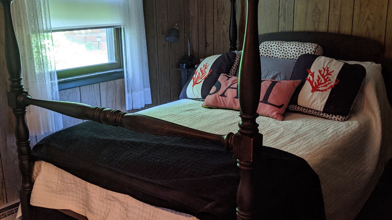 Photo of Bedroom in Roscoe