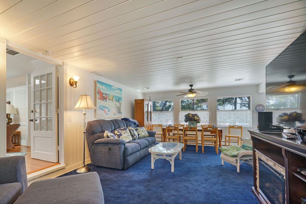 Photo of Livingroom in Mantoloking