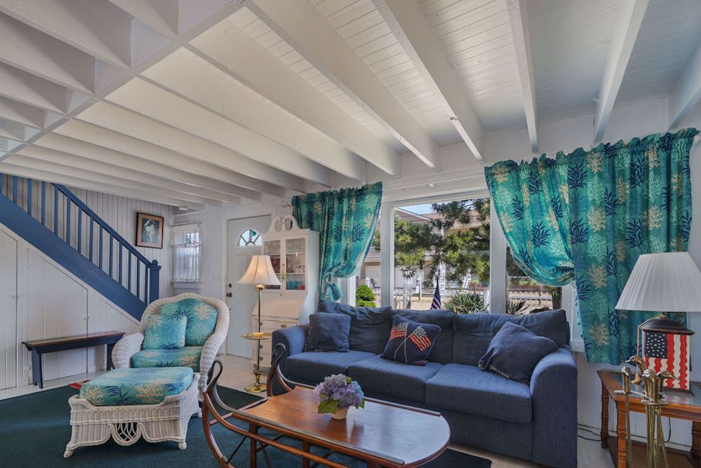 Photo of Livingroom in Mantoloking