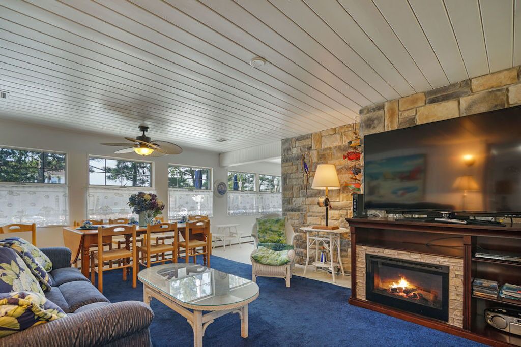 Photo of Livingroom in Mantoloking