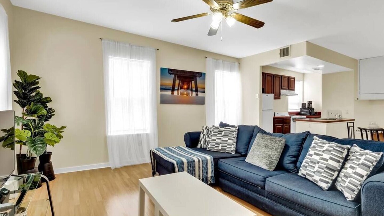 Photo of Livingroom in Graduate Hospital