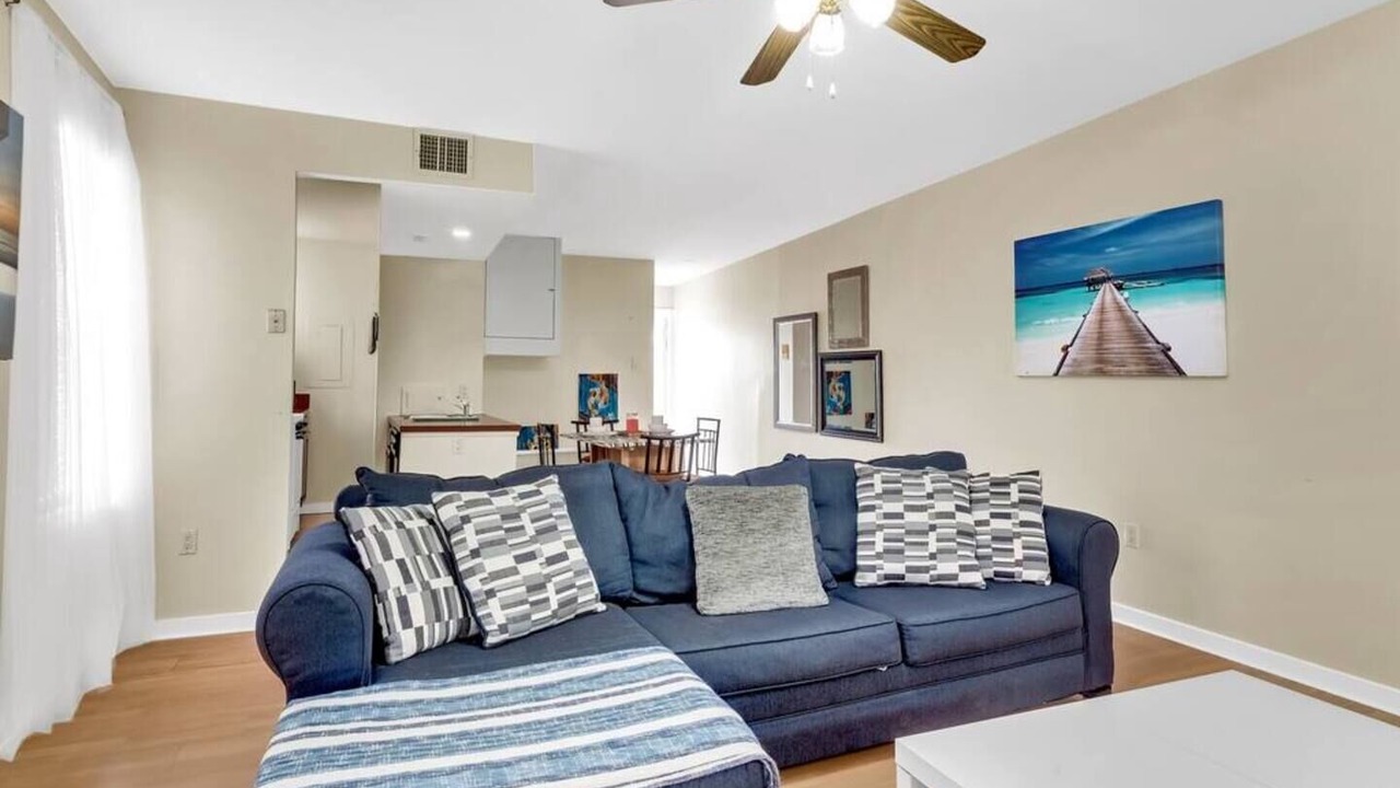 Photo of Livingroom in Graduate Hospital