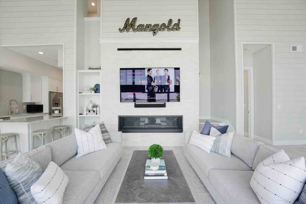 Photo of Livingroom in Summit Station