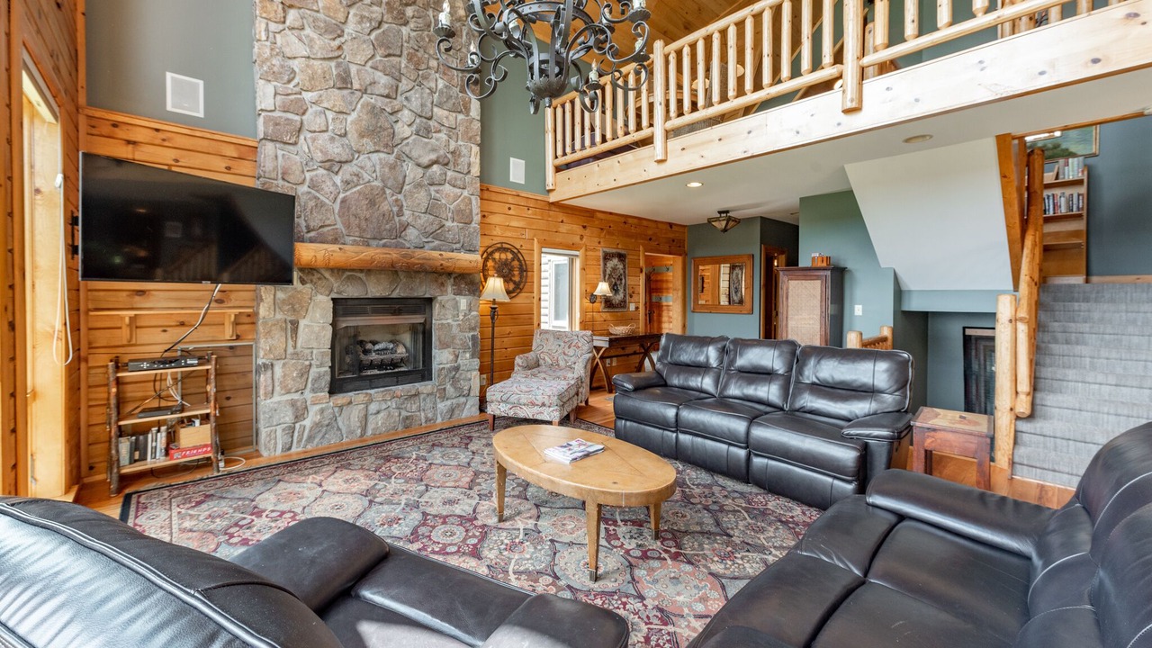 Photo of Livingroom in McHenry