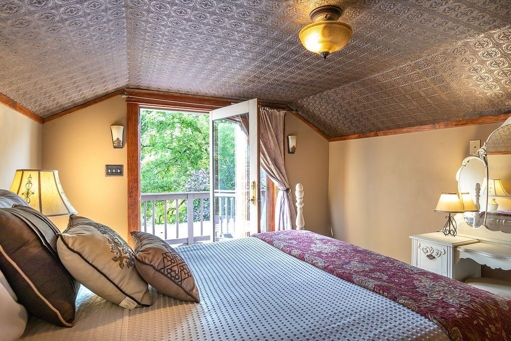 Photo of Bedroom in Nelsonville