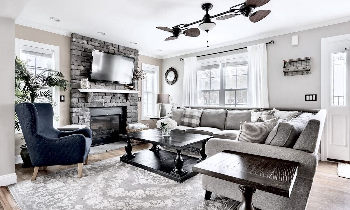 Photo of Livingroom in Town Bank
