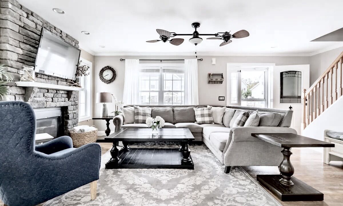 Photo of Livingroom in Town Bank